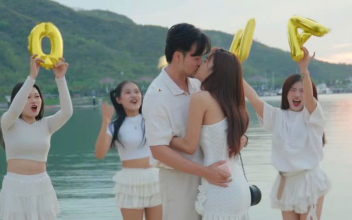 'Bạn gái' Đình Tú hé lộ toàn cảnh buổi cầu hôn