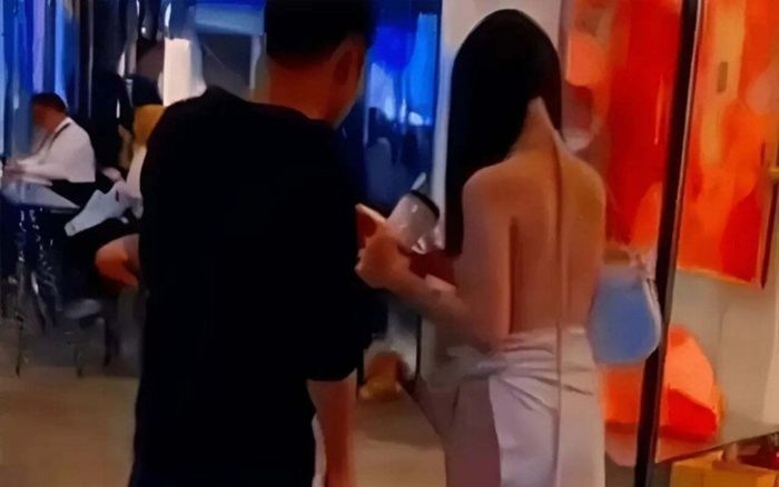 Cô gái diện váy hở lưng gây sốc như 'thú cưng bị buộc dây', bí quyết để tránh phản cảm