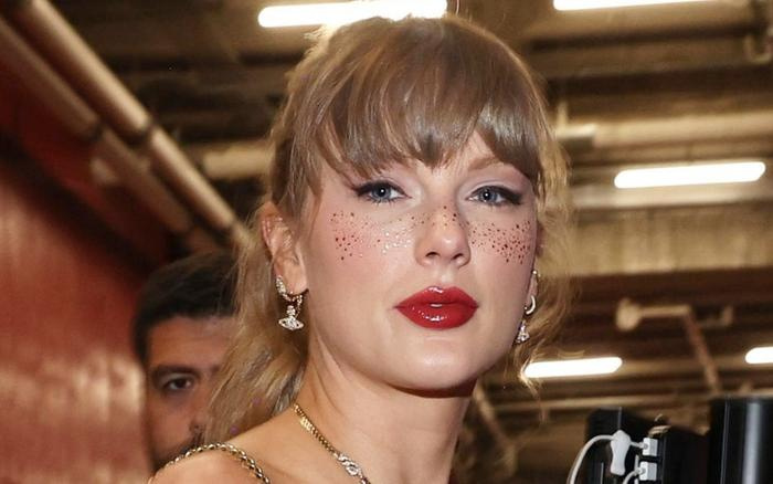 Xu hướng mới từ Taylor Swift, gây bão với miếng dán tàn nhang giả