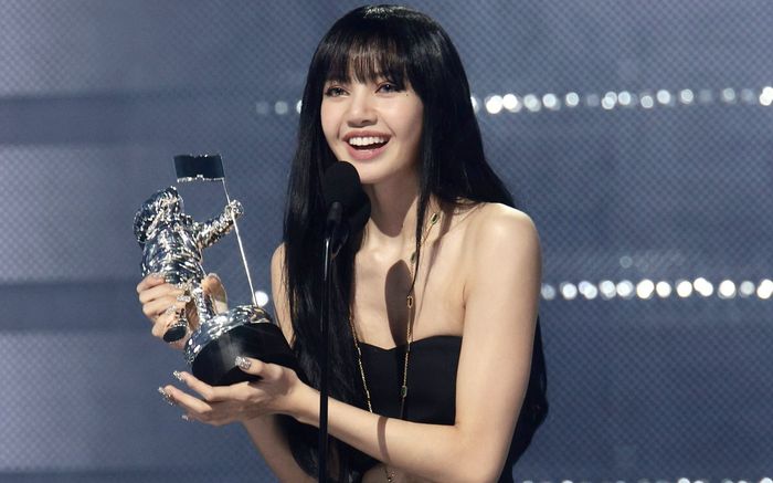 Lisa 'đối đầu' 2 thành viên BTS tại EMAs 2024