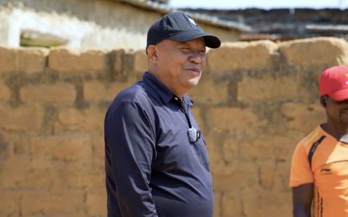 Bố của Quang Linh Vlogs bỏ tiền túi xây nhà cho team châu Phi