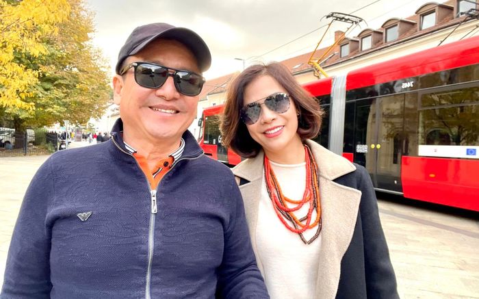 NSƯT Chí Trung và bạn gái vi vu trời Tây