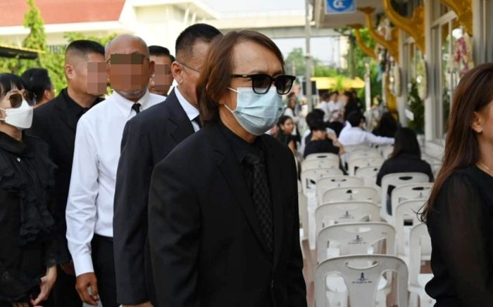 Nam ca sĩ tông xe khiến cô gái tử vong, đến dự đám tang và chia buồn cùng gia đình nạn nhân