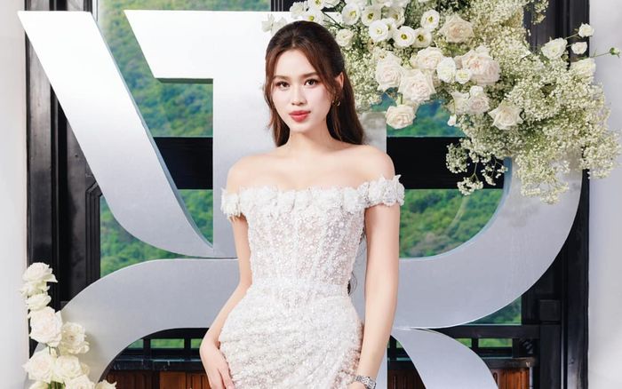 Thời trang thảm đỏ khoe 'cặp kiếm Nhật' 1m11 của Hoa hậu Đỗ Thị Hà