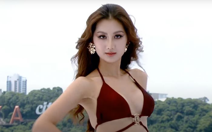 Hoa hậu Quế Anh bị chê vuốt tóc quá nhiều ở phần thi bikini
