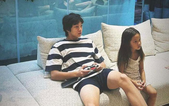 Vóc dáng của quý tử Subeo nhà Hồ Ngọc Hà ở tuổi 14