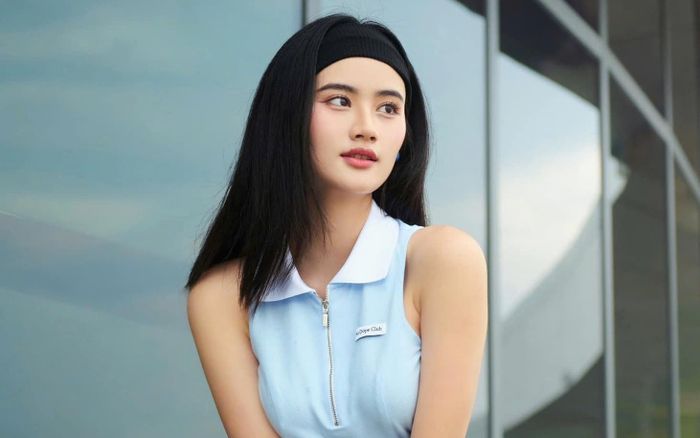 Ý Nhi mặc váy siêu ngắn khoe 'cặp kiếm Nhật' trên sân thể thao