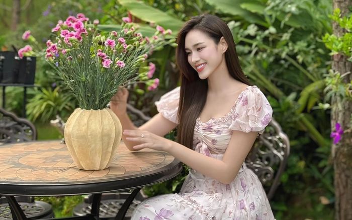 Đỗ Thị Hà đẹp ngẩn ngơ hậu bị nghi mang thai với bạn trai thiếu gia