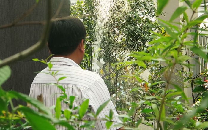 Ông chủ xưởng may trúng số 8 tỷ đồng phải trốn biệt tăm vì nhiều ăn xin tìm đến