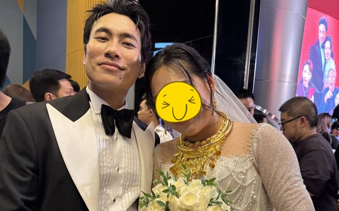 Lộ 'ảnh cưới' của Kiều Minh Tuấn, 'cô dâu' đeo vàng kín tay?
