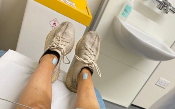 Cô gái 17 tuổi uống thuốc ngừa thai và khiến ba mẹ hoảng sợ chỉ sau một đêm