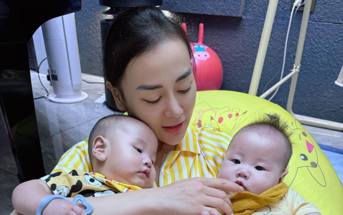 Phương Oanh 'lên đồ' cực yêu cho cặp song sinh, nói về sự thay đổi khi có con
