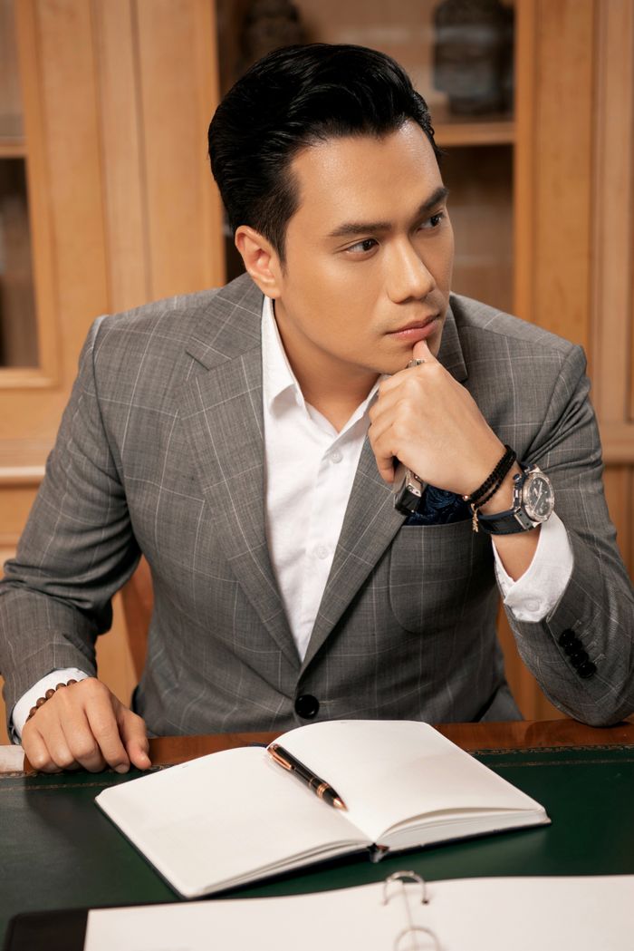 Năm 2008, Việt Anh đoạt giải Mai Vàng với vai diễn Cao Thanh Lâm trong Chạy án?