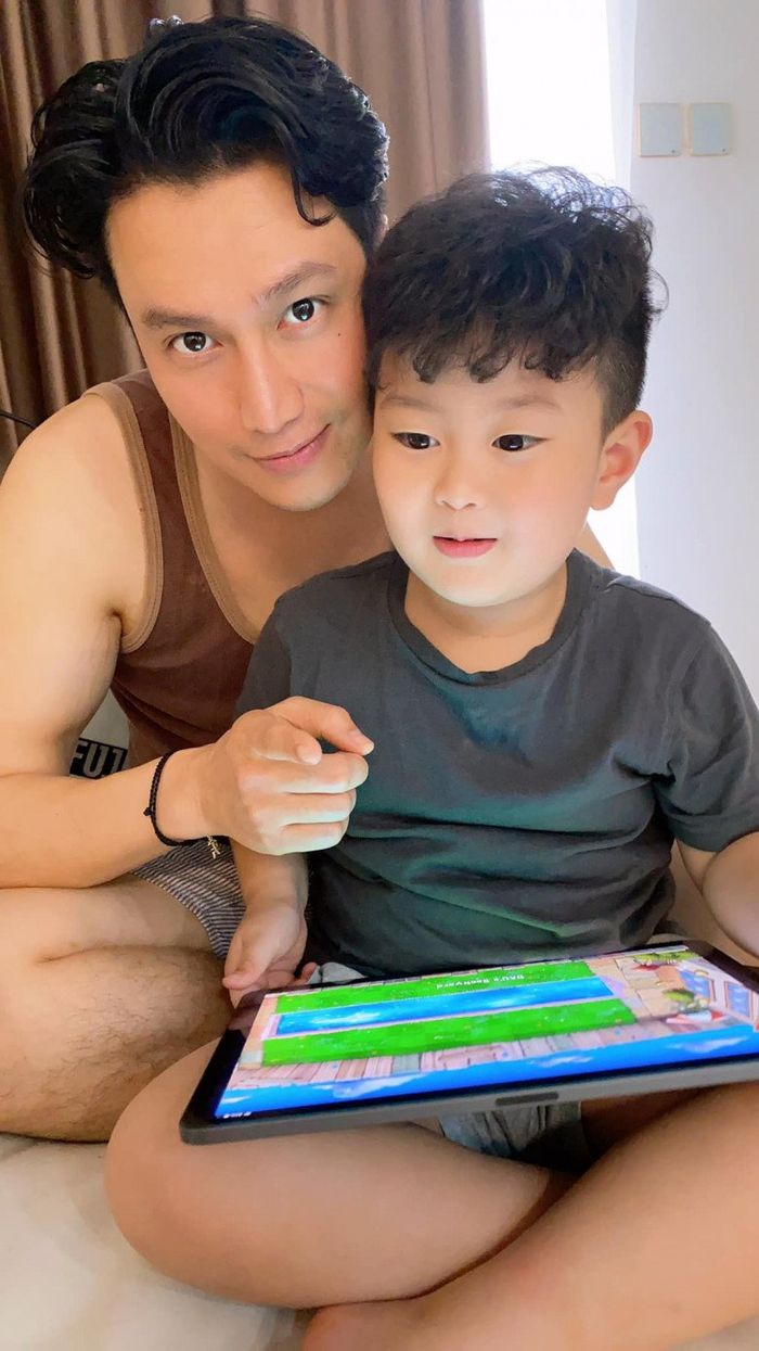 Việt Anh có mấy người con với các người vợ cũ?