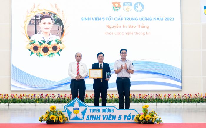 Nam sinh IT-er HUTECH đa nhiệm, tròn vai từ học thuật đến ngoại khóa