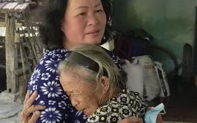 Gửi con cho mẹ chồng rồi đi biệt tích, người phụ nữ khóc nấc sau 52 năm gặp lại