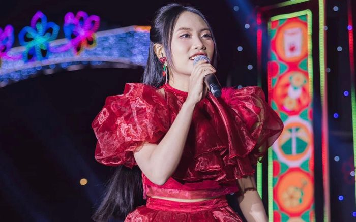 Gặp sự cố khi biểu diễn, Phương Mỹ Chi xử lý ra sao mà được nhận xét: 'Đúng là ca sĩ thực lực'?