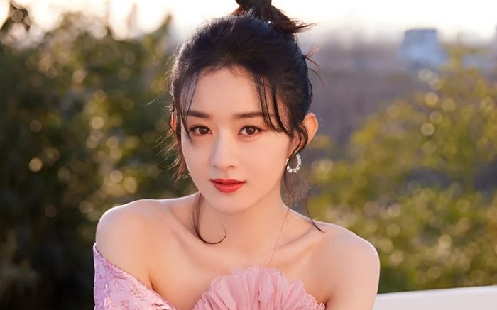 Triệu Lệ Dĩnh mặc váy cưới trong ngày trọng đại