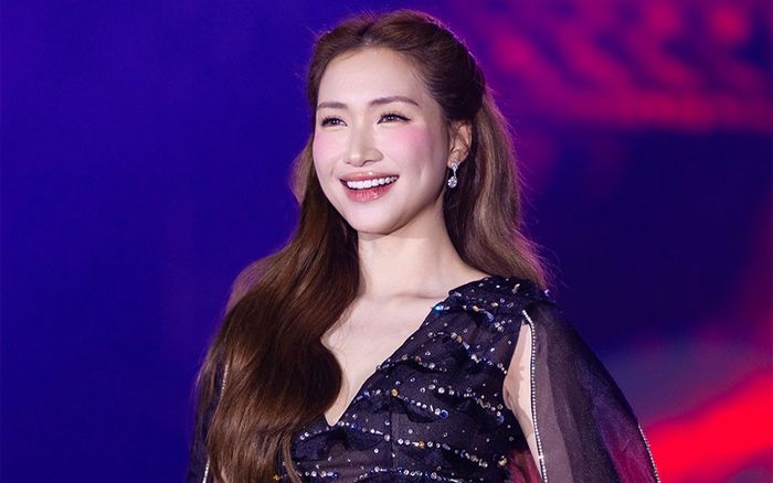 Hòa Minzy xúc động khi biểu diễn với cát xê 0 đồng