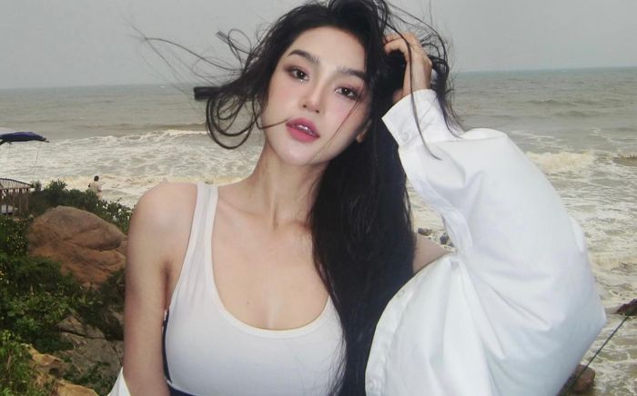 'Bạn gái' kém 18 tuổi của Việt Anh sở hữu ngoại hình nóng bỏng, có vai diễn 'tiểu tam' nhớ đời