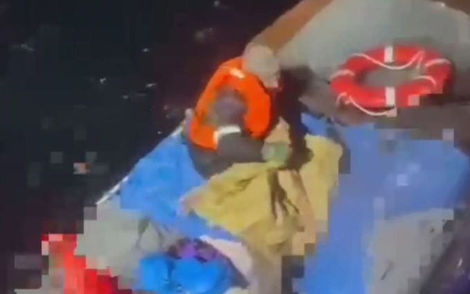 Người đàn ông ôm thi thể người thân suốt 2 tháng trên biển, sự thật phía sau không thể thương tâm hơn