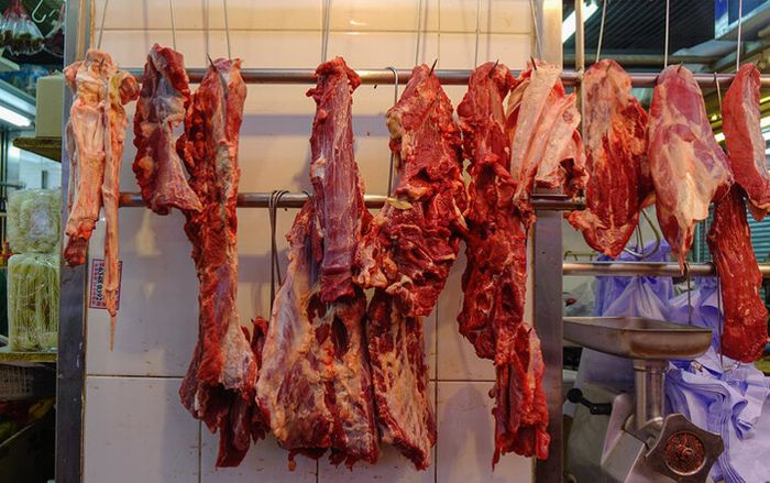 Thịt lợn bày trên bàn, thịt bò treo lên cao, không phải ai cũng biết lý do