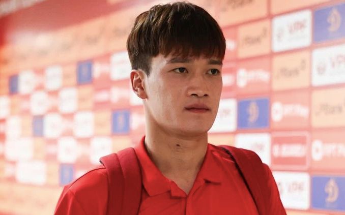 Tiền vệ Hoàng Đức mua xe tặng bố mẹ