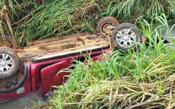 Thương tâm 3 người tử vong sau khi xe bán tải lao xuống suối