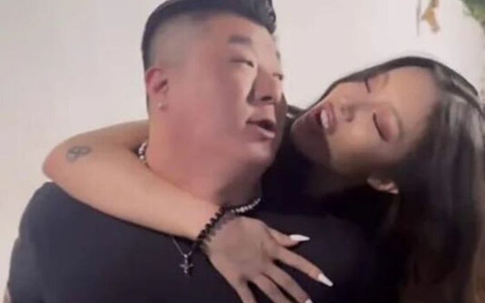 Lộ ảnh Jessi ôm hôn người đàn ông trong vụ đánh fan xin chụp ảnh, nữ ca sĩ hết đường lui?