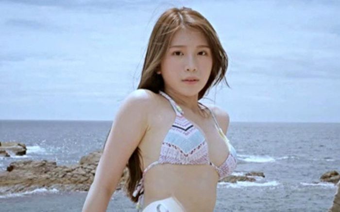 Người mẫu gây phẫn nộ vì bán nội y qua sử dụng lấy tiền làm từ thiện