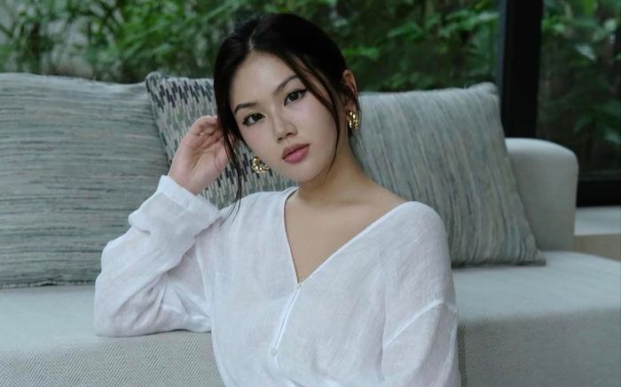 Em gái hoa hậu Ý Nhi khoe vai trần nuột nà nói về lựa chọn ở tuổi 20