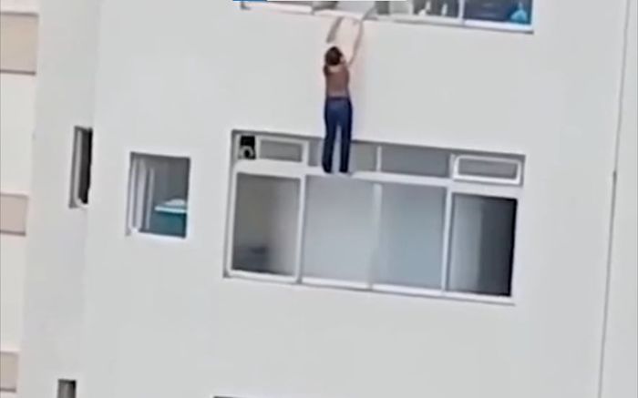 Người phụ nữ lơ lửng ở tầng 16 do cố lau kính chung cư