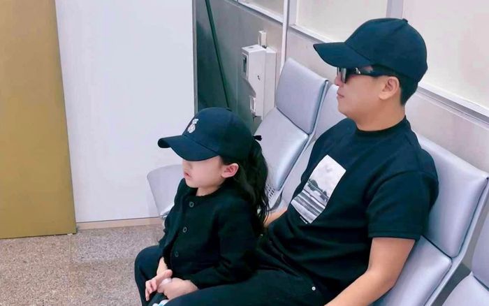 Trường Giang, Nhã Phương dẫn con gái chạy show, ái nữ bé nhỏ không rời chân bố