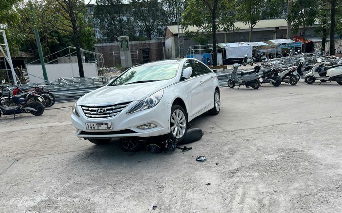 Nữ phụ huynh điều khiển ô tô trong sân trường cuốn học sinh vào gầm xe