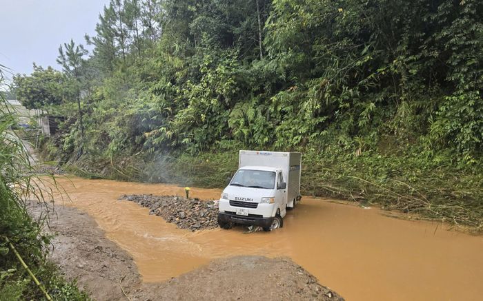 Đà Lạt: Xe tải bị nước cuốn trôi khi qua đập tràn, tài xế mất tích