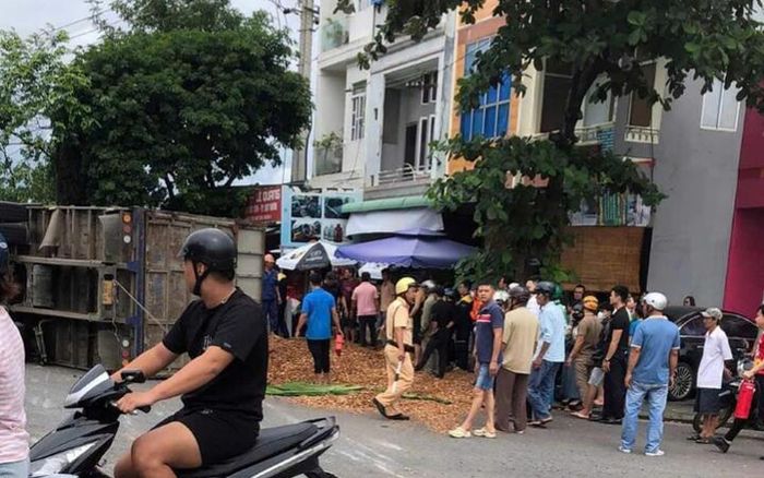 Xe chở gỗ dăm lật đè tử vong 3 người đi xe máy