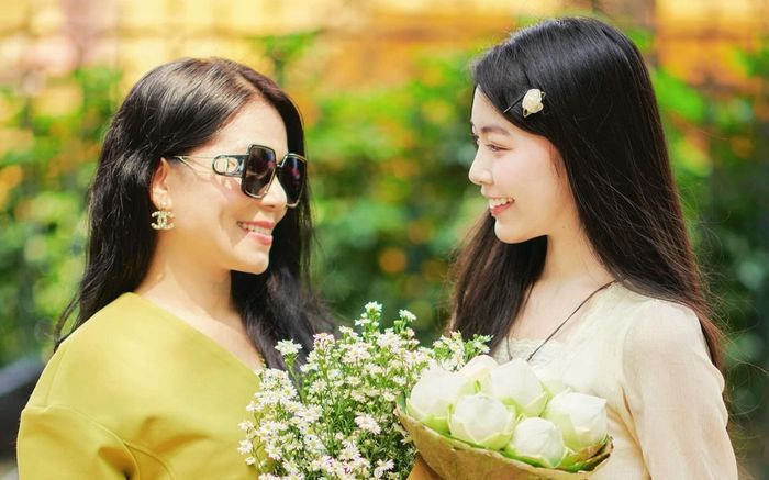 Con gái Quyền Linh hóa nàng thơ, rạng rỡ bên mẹ trong ngày 20/10