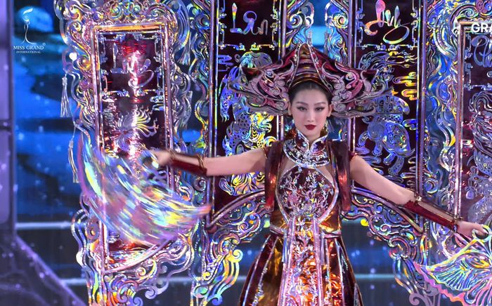 Hoa hậu Quế Anh gây ấn tượng khi trình diễn trang phục dân tộc