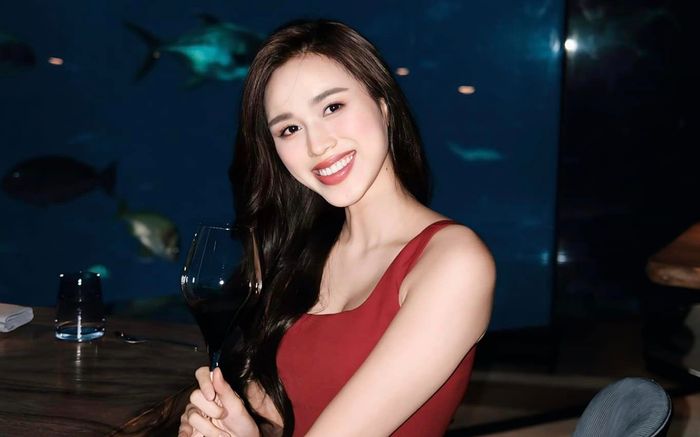 Hoa hậu Đỗ Thị Hà và bạn trai đi hẹn hò nhân ngày đặc biệt?