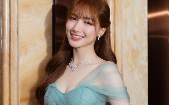 Vẻ ngoài căng tràn của Hòa Minzy khi diện váy trễ nải