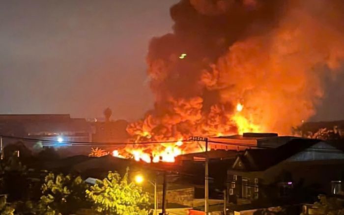 Cháy lớn tại xưởng sơn 2.000 m2 ở TPHCM, cư dân hoảng loạn giữa đêm