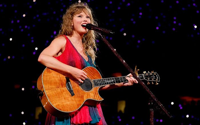 Taylor Swift 'ăn mừng' chiến thắng của bạn trai cầu thủ trên sân khấu The Eras Tour