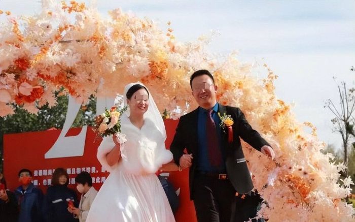 Mẹ nhặt rác đến dự đám cưới của con trai, thông gia vừa thấy bất ngờ quỳ xuống