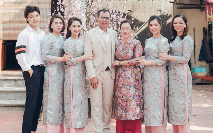 Gia đình toàn cực phẩm nhan sắc của Hòa Minzy