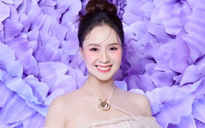 Hồng Diễm chơi vơi ở độ tuổi U50