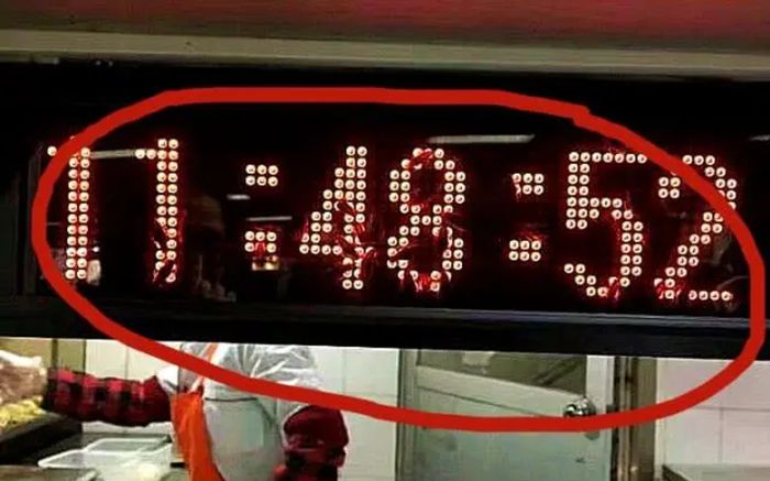 Một bức ảnh tình cờ chụp ở căn tin khiến nhóm bạn trẻ hoảng sợ