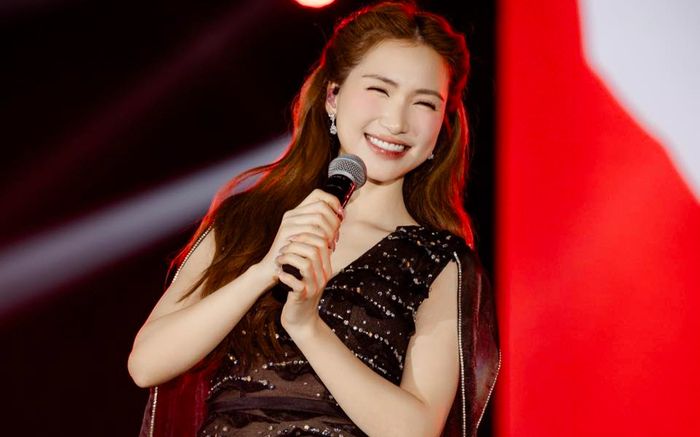 Hoà Minzy báo sắp có tin vui vào năm sau