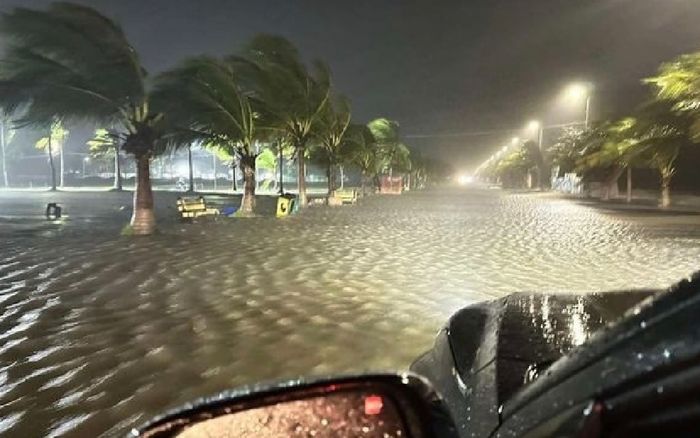 Bão Trà Mi đang tấn công Philippines, hàng ngàn người sơ tán khẩn cấp