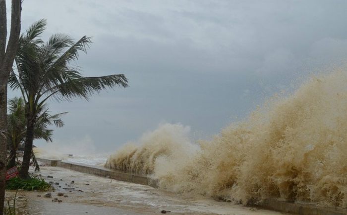 Bão Trà Mi sắp đạt cấp cực đại, thay đổi hướng bất thường