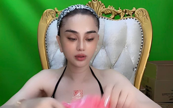 Lâm Khánh Chi mặc như không mặc trên sóng livestream, dân tình tá hỏa khi thấy thứ này trên tay người đẹp
